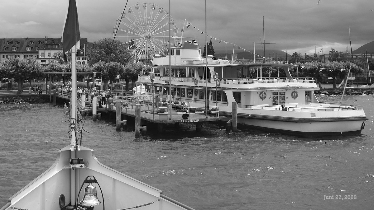 WorldOfCardz's tweet photo. .#Moments2022 #öVlive
#Middaybreak

Leisure and pleasure on #LakeZurich

#Rapperswil 🌹 #Rosenstadt
#Steamboat Stadt #Zürich

#Zuerichseeschifffahrt
▶️ https://t.co/TrcTShrFwC
#PTLive #Dampfschiff #myRapperswil #Castle #tbt #ThrowbackThursday #GGMlive #ZVV #GoldCoast #sepia #POTD https://t.co/wzRjv4QJFA