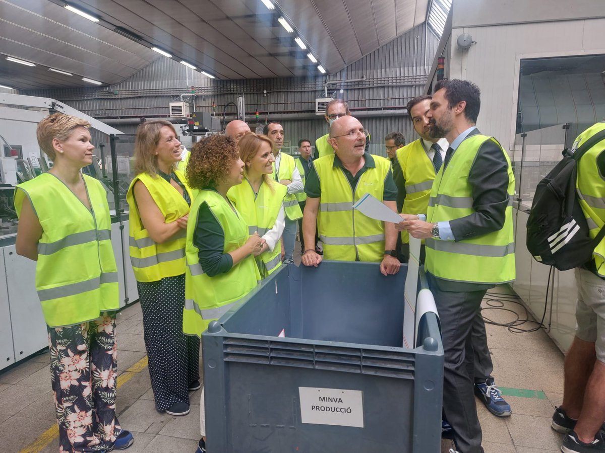 govgirona's tweet photo. 📸 El #conseller @rogertorrent, acompanyat de la #delegada @laia_co, la DG d’Indústria @nataliamasguix i el DST @joanmarti_scf, ha visitat les instal·lacions de l’empresa paperera Oxford a #Flaçà, on s’ha fet balanç dels ajuts a la reindustrialització d'@empresacat i @treballcat. https://t.co/Ly4FdfyuZy