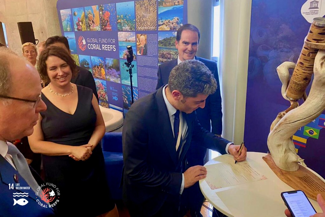 GlobalFundCoral's tweet photo. Day 3 #UNOC2022: #GFCR held high-level events to amplify awareness &amp; accelerate efforts for the crisis facing the world’s #CoralReefs. This included a reception hosted by H.S.H. Prince Albert II of Monaco where partners signed a new Declaration #ForCoral:
https://t.co/FRyteOhJLI https://t.co/UWevM6xI45