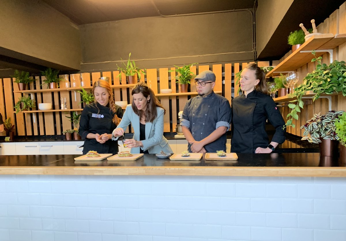 #VitoriaGasteiz organiza una decena de experiencias gastronómicas para celebrar el décimo aniversario de la Green Capital este verano v-g.eus/3ywW15J