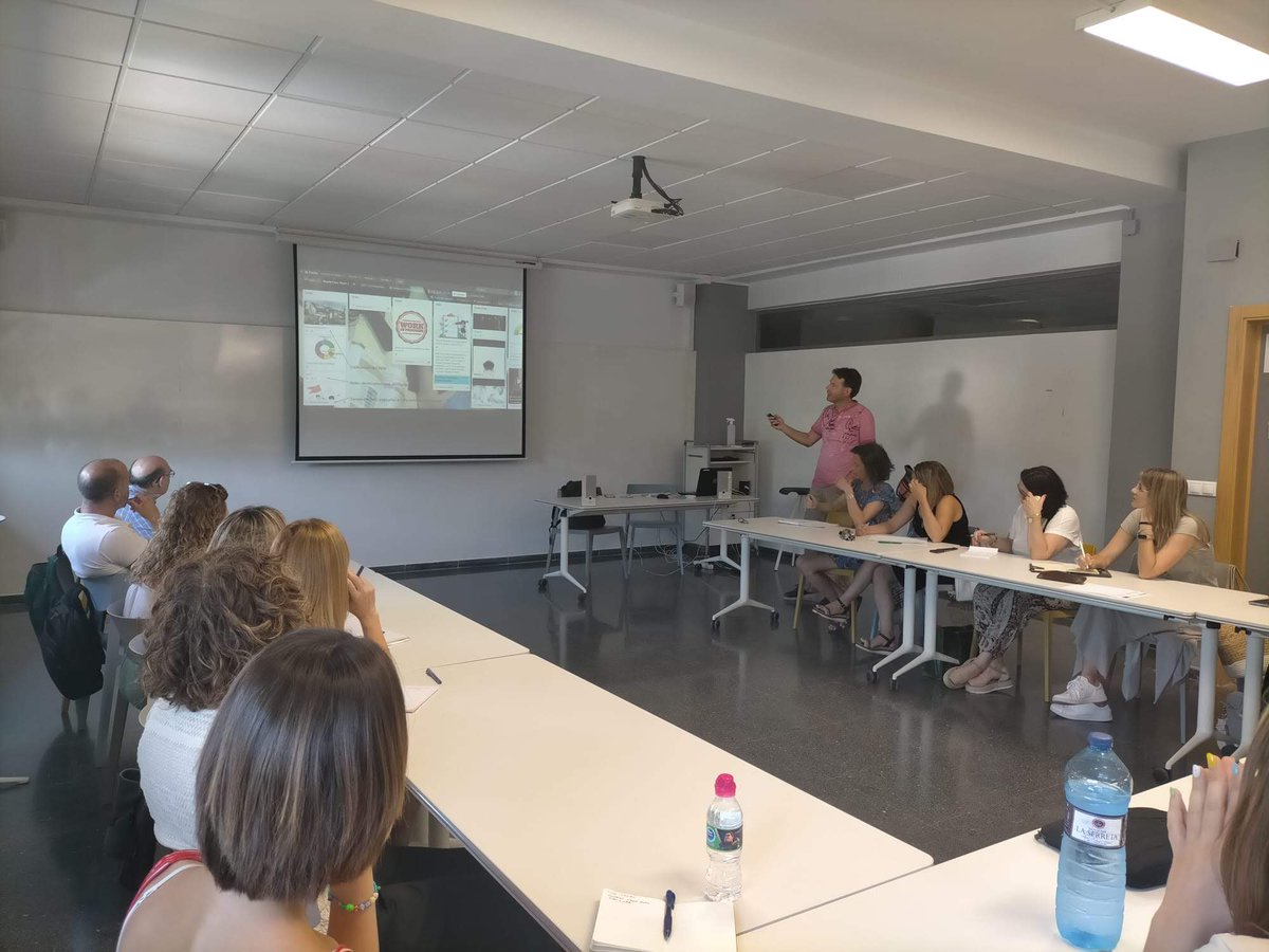 IESCotesBaixes's tweet photo. 🟥 El nostre centre està duent a terme les Jornades formatives "Iniciatives emprenedores 💻 a la Formació Professional. Reptes. Simuladors empresarials i Metodologies àgils aplicades a les aules d'emprenedoria" organitzada pel #CefireAlcoi i l'Equip Emprén del IES Cotes Baixes. https://t.co/iFv9xCIHHZ
