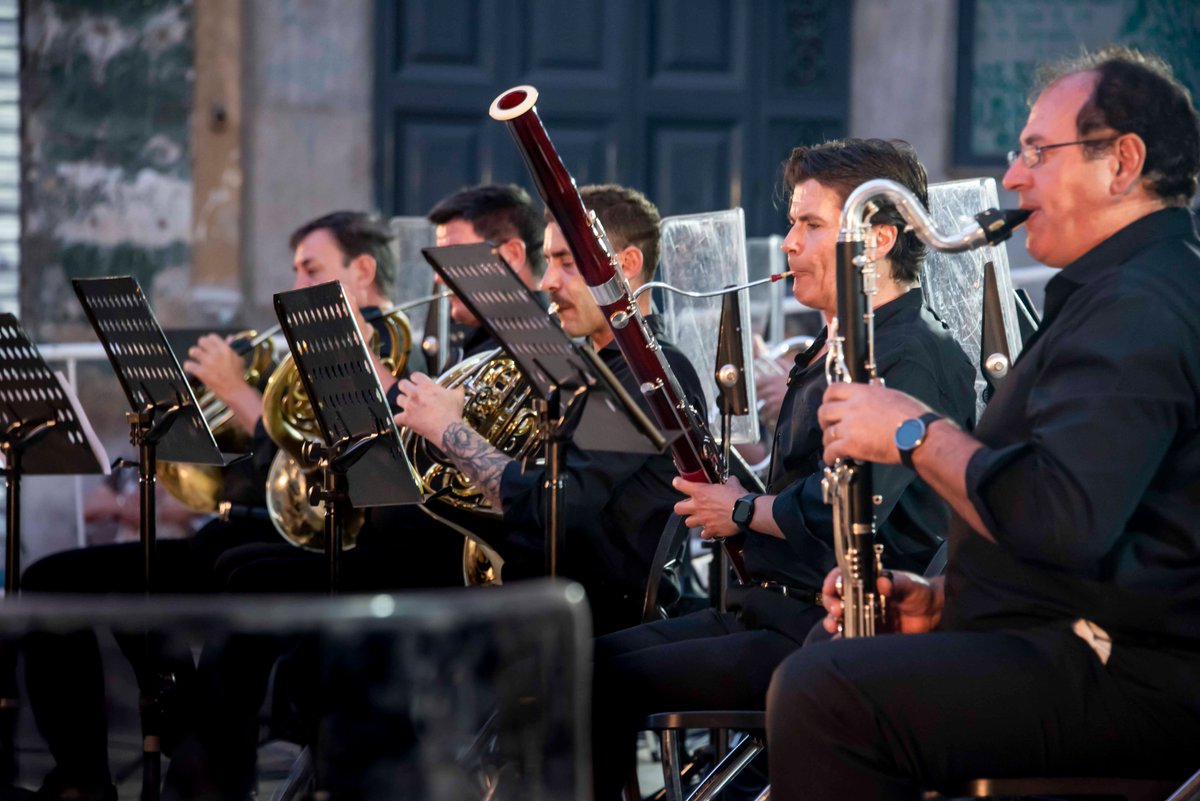 Un paseo por Europa en la Plaza de las Pasiegas. La Banda Municipal de Música de Granada, bajo la dirección de Ángel López Carreño, nos hizo disfrutar de obras sinfónicas basadas en la música tradicional de algunos lugares maravillosos de Europa.

Patrocinado por <a href="/CorralVargas/">Corral&Vargas</a>