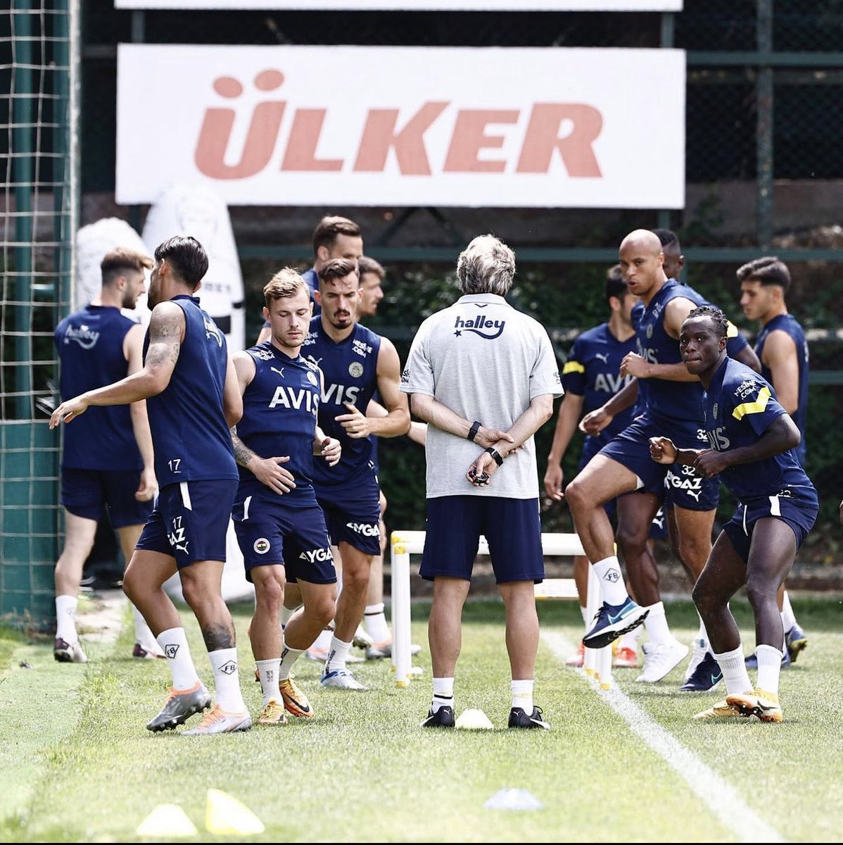 Fener_SKrp's tweet photo. Dernière préparation avant le match retour en Arteta CUP !

🆚 @BorussiaMgladb1 
🎥 @CoachMikelRp 
⌚️ 14H
🏆 Arteta Cup

#SaldirFenerbahce 💛💙 https://t.co/uG4qnfFDpC
