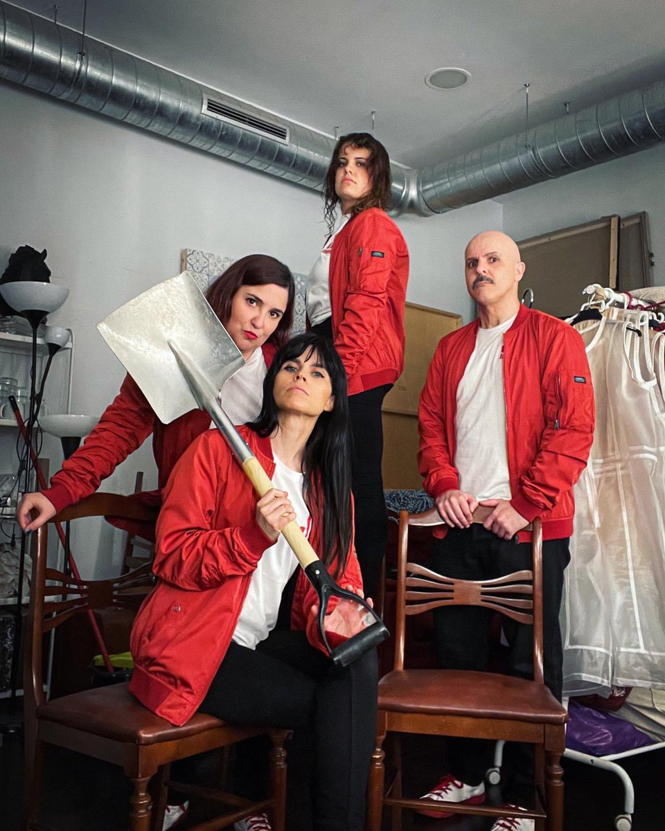 ¡PENÚLTIMA FUNCIÓN DE JAMMS! La impro se va de verano, quedan solo dos pases y te esperan así de dispuestos y preparados. Maravillaaaaa🎉🎉🎉 ¡Y con cerveza incluida en la entrada! Consigue la tuya en atrapalo.com/entradas/viern… <a href="/jamms_teatro/">Jamms!</a>