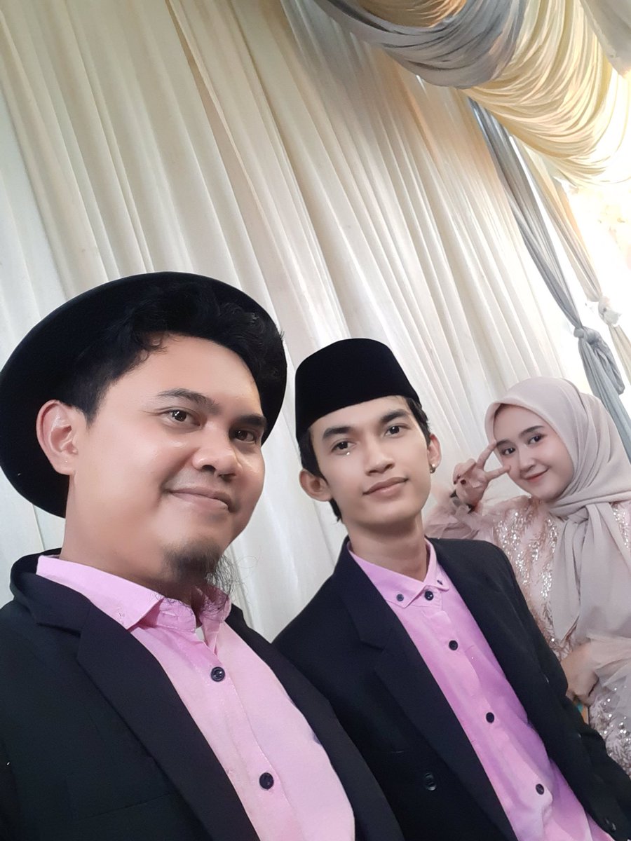 ErwinMusic_Ent's tweet photo. Alhamdulillah .... yang tengah jadi nikah beneran ...
Selamat ya mas sabyq, beberapa hari lagi udah mau ijab qobul... https://t.co/VB1T8qNNyS