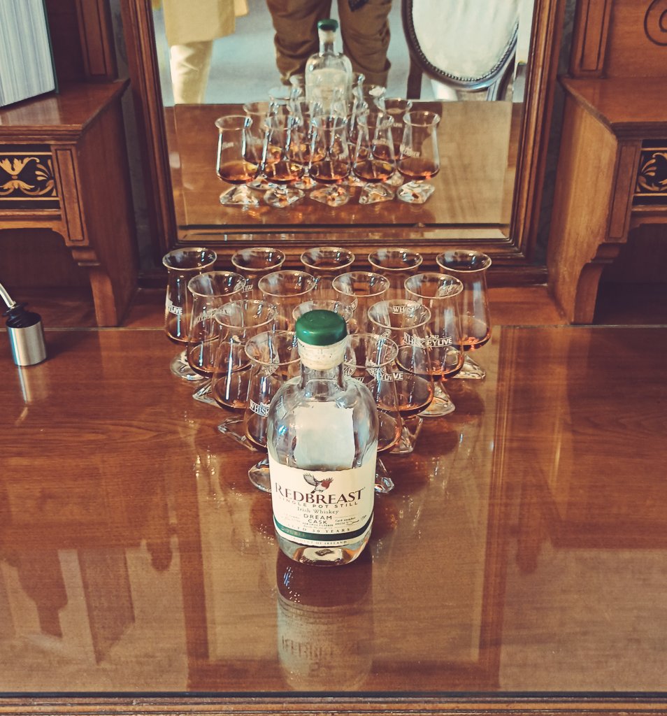 Taking my groomsman duties seriously this morning 👍