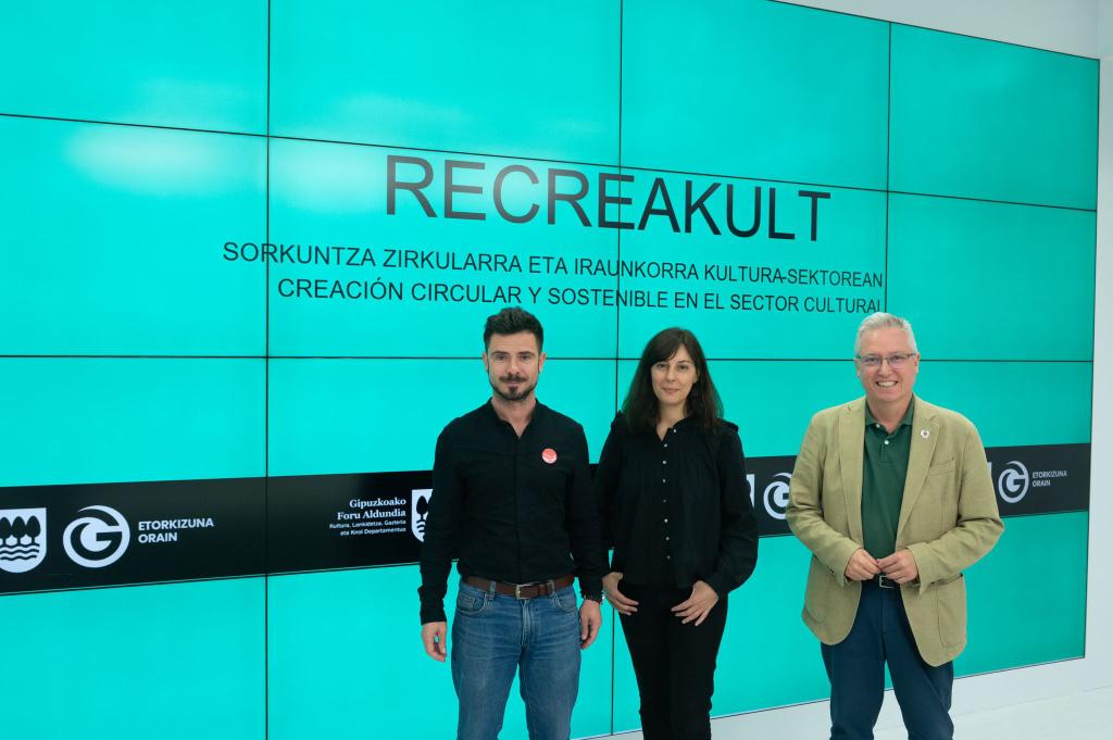 ¿Sabes qué es RECREAKULT♻️?

La cultura 📽 📖 🎭 🎨 puede ser sostenible y circular. Los diputados de medio ambiente, <a href="/asensioji/">José Ignacio Asensio</a>, y cultura, @harkaitzmillan, han acompañado a la promotora del proyecto, @SMshandra, en la presentación 👩‍💻
#EconomíaCircular
#Cultura