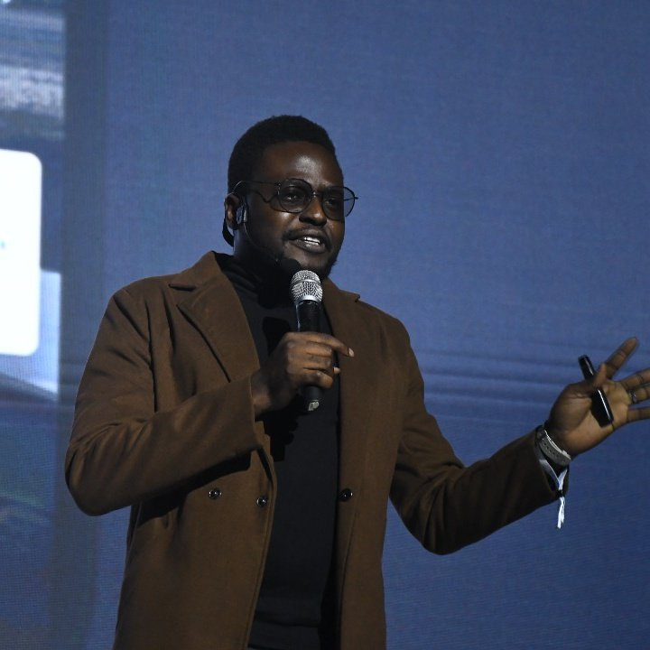 CharlesEnwere's tweet photo. Proud of @thereelkaykerry, who used to be my assistant and now Product Manager, HiOS NG
Loved how he commanded the stage at the #CAMON19Launch. Testament of Consistency, Growth and most importantly Grace. #Blessedβ’ https://t.co/gbe9E98IXS