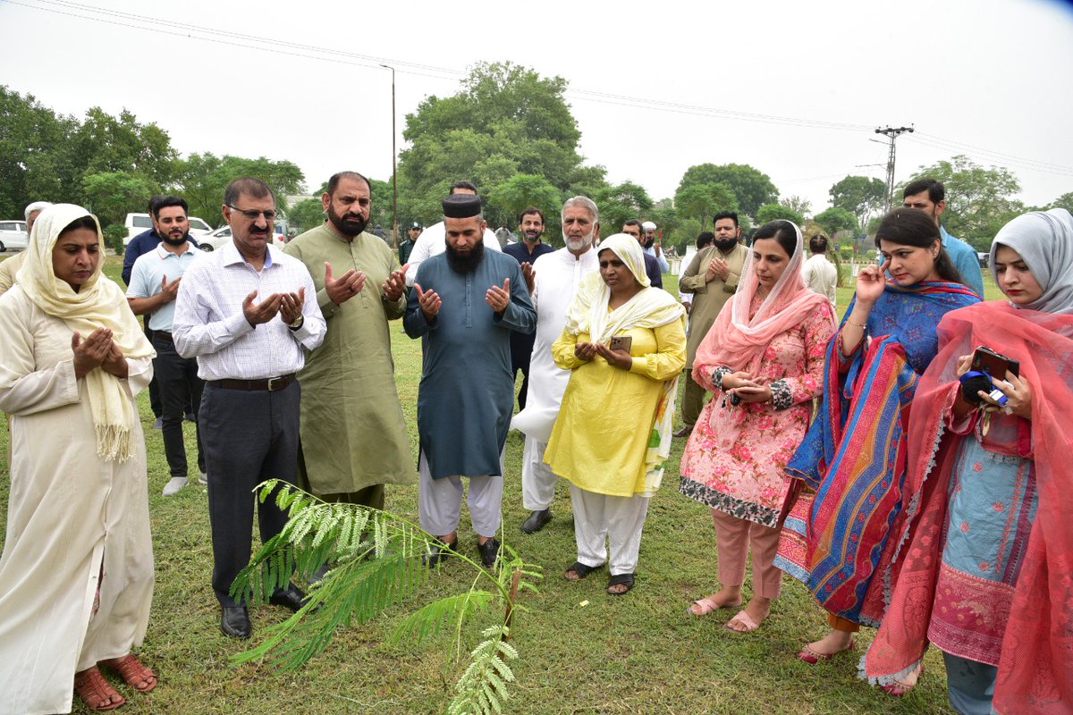 PU_OfficialPK's tweet photo. Vice-Chancellor University of the Punjab Prof. Dr. Saleem Mazhar inaugurated tree plantation campaign. https://t.co/GJz5xdNn2R