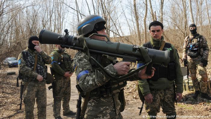 dw_russian's tweet photo. Швеция поставит Украине вооружений на сумму около 50 млн евро, в том числе противотанковое оружие, оборудование для разминирования, защитное снаряжение и продукты питания, сообщило минобороны страны. Это уже 4-я партия вооружений, переданная Киеву Швецией https://t.co/N0WR2RfugX https://t.co/72v9S0db5S