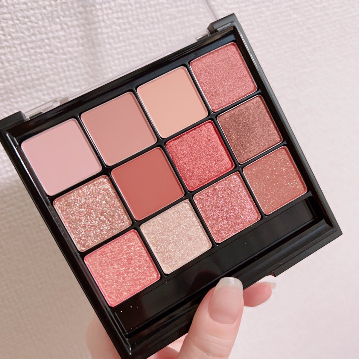 chulip_07's tweet photo. お買い得だったA. Blackのパレット買ってみた🙌💓カラーはRICHROSE🌹

めっちゃ可愛くて癒されてる、、、！！特に下段の多色ラメがツボ〜！！！これで2つで1700円はどう考えてもタダだったなあ(タダではないね

#コスメ購入品
#qoo10 
#CLUBCLIO
#ABlack https://t.co/G9xa5IxEzK