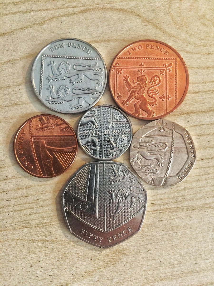 Urieldesimoni's tweet photo. La primera vez que vine a Reino Unido, me quedé embobado por los tamaños de las monedas y me puse a jugar. Resulta que, si las ponés en determinado orden, forman el Escudo Real. https://t.co/Dlxn7Yipo6
