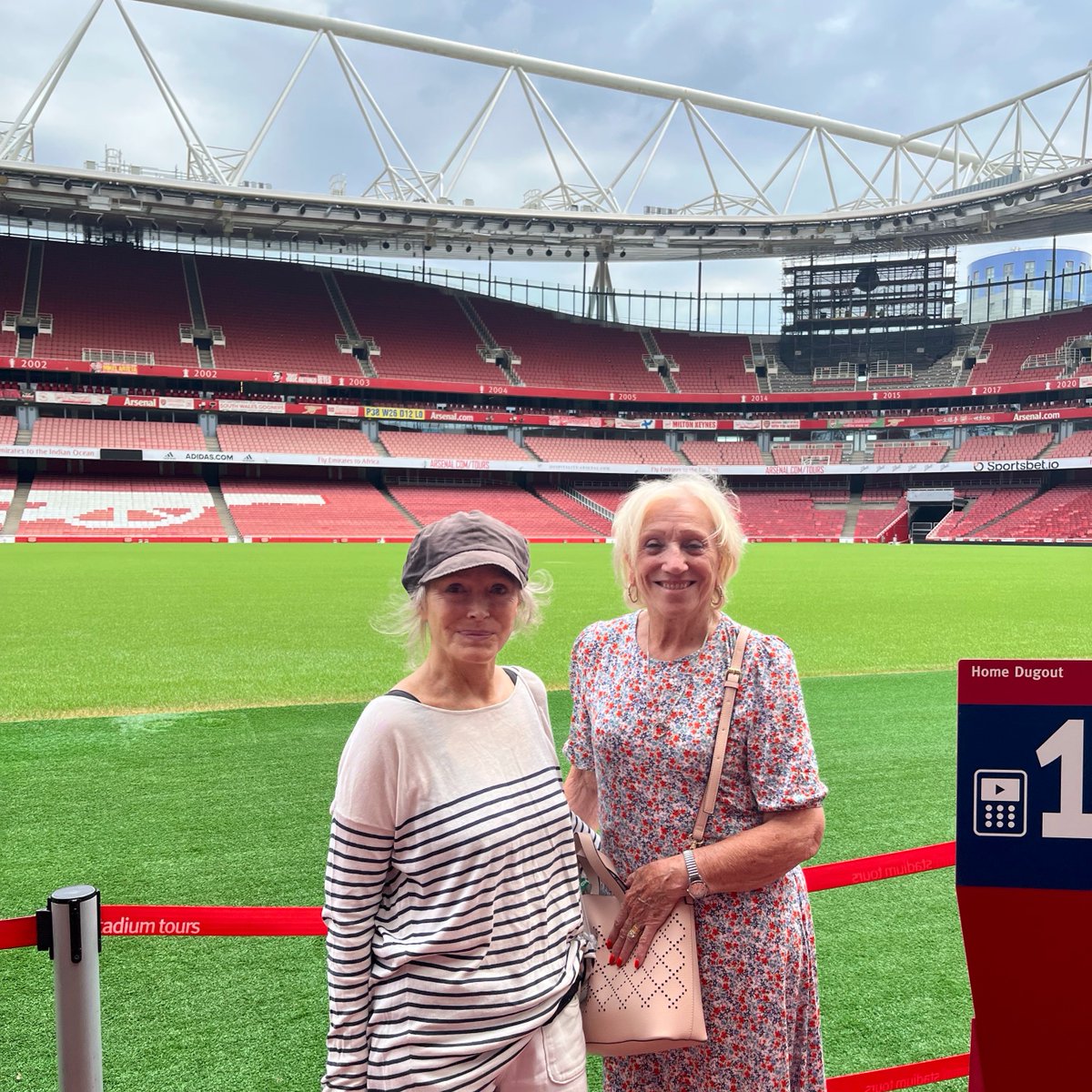 AgeUK_Islington's tweet image. Day 4 #LetsGetBackTogether week! Thanks to @AFCCommunity &amp;amp; @PeelInstitute for a stadium tour, indoor bowling, tea &amp;amp; Pilates class!  

To receive details of future @AgeUK_Islington activities call 020 7281 6018 or visit bit.ly/3OiMC6Z  

@IslingtonLife @VCIslington