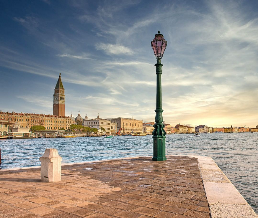 Capelvenere1's tweet photo. «"la bocca di lupo" era la lavagna sulla quale i capitani veneziani di ritorno dopo giorni o mesi di mare, attraccando all'isola della Giudecca registravano il loro arrivo e la quantità di uomini e merci portati a casa.»

© Anette Ohlendorf: Giudecca, Venezia https://t.co/GKZxSsA48Y