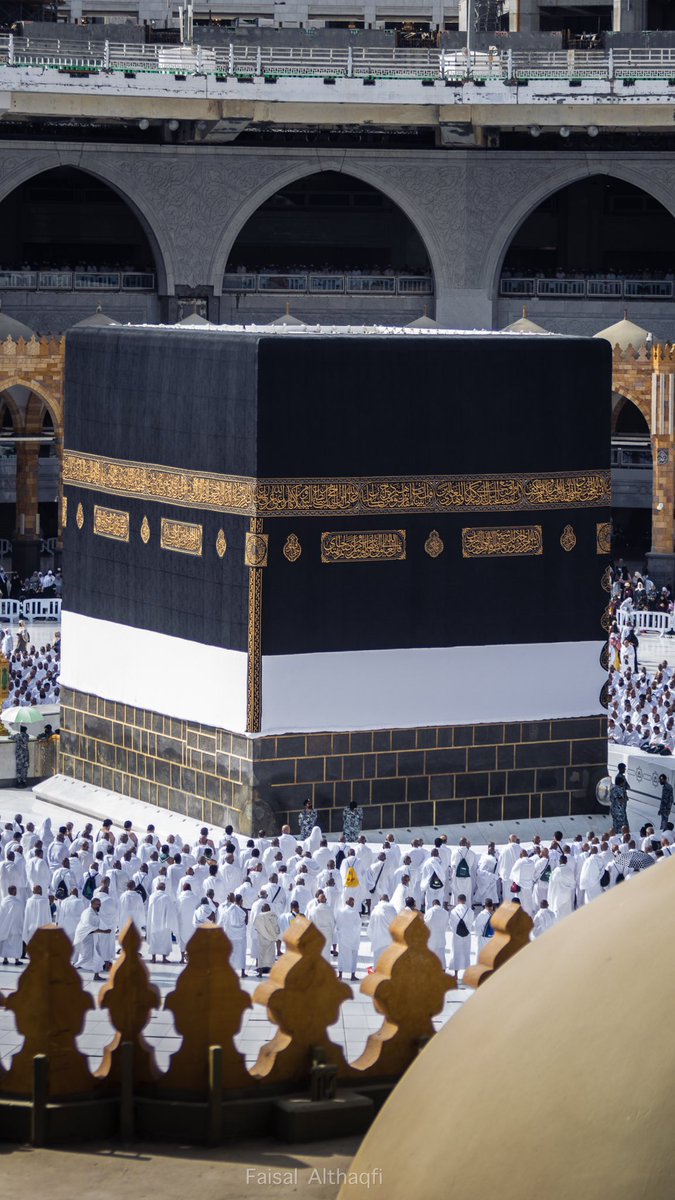 بذلوا النفائس قاصدين رحابه
مستبشرين دموعهم تتدفقُ

لبيك رب الناس تسمعها الدنا
 لا ند حاشا أو شريكاً يلحق 🤍.