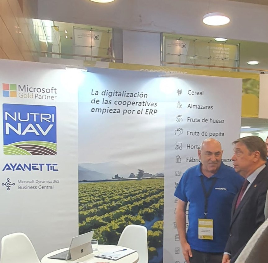 Enseñando nuestro proyecto al ministerio de Agricultura, Pesca y Alimentación <a href="/LuisPlanas/">Luis Planas Puchades</a> 
#congresocoops #cooperarivasSostenibles
