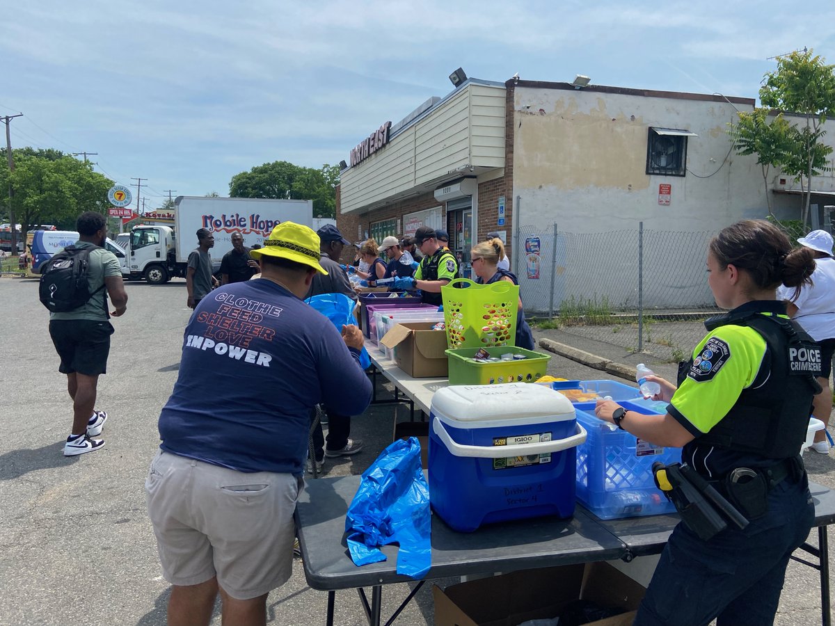 MetroTransitPD's tweet photo. Building positive relationships with the communities we serve is critical to us keeping the region moving. Our Homeless Outreach team exemplifies this approach and what can happen when law enforcement and the people they serve come together.
#wmata #MyMTPD #EquityInTransit https://t.co/EZVf11fRZ4