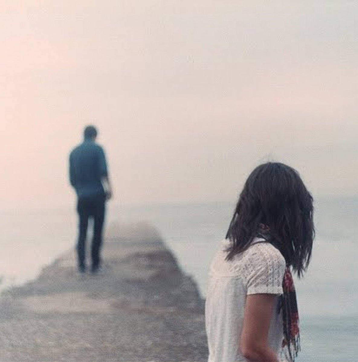 그리움이 아프다는 걸 
잊고 있었다. 

너라는 남자로 인해
그리움이 다시 날 깨우고 있어. 

내 앞에서 등을 돌리고 가는 너.

참으려 아랫입술을 깨물었지만
가슴이 아퍼.
눈물이 난다.

너는 그렇게 가야만 했니.
내게 등을 보여야 했니?

입술을 깨문다.