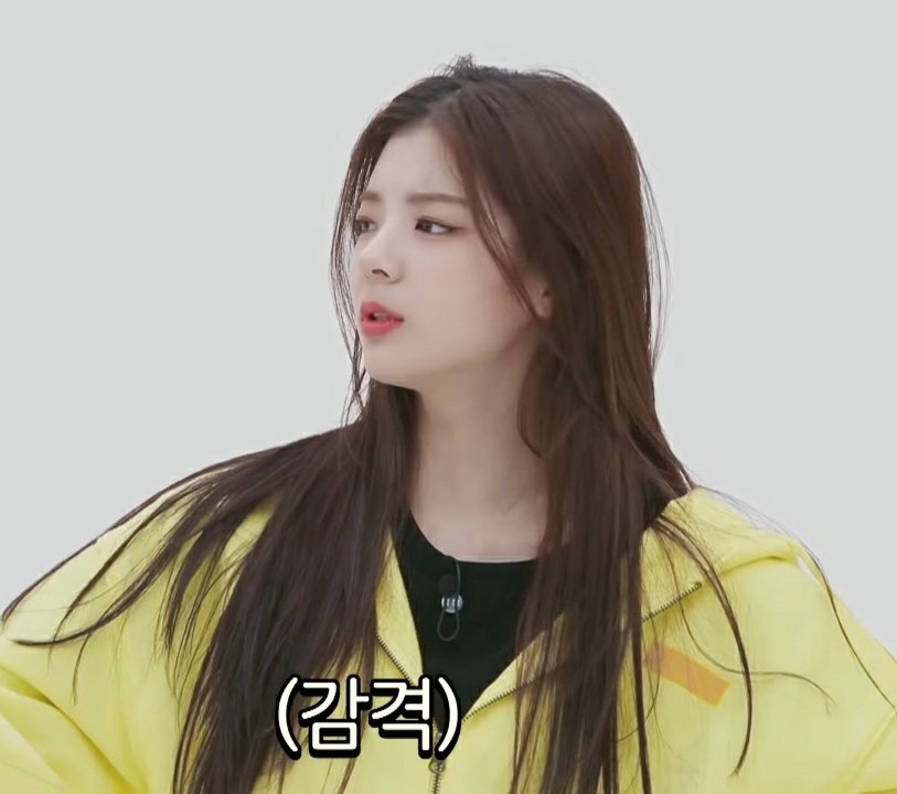 lialand_'s tweet photo. yellow looks so good on Lia https://t.co/48ZBsrfzFC