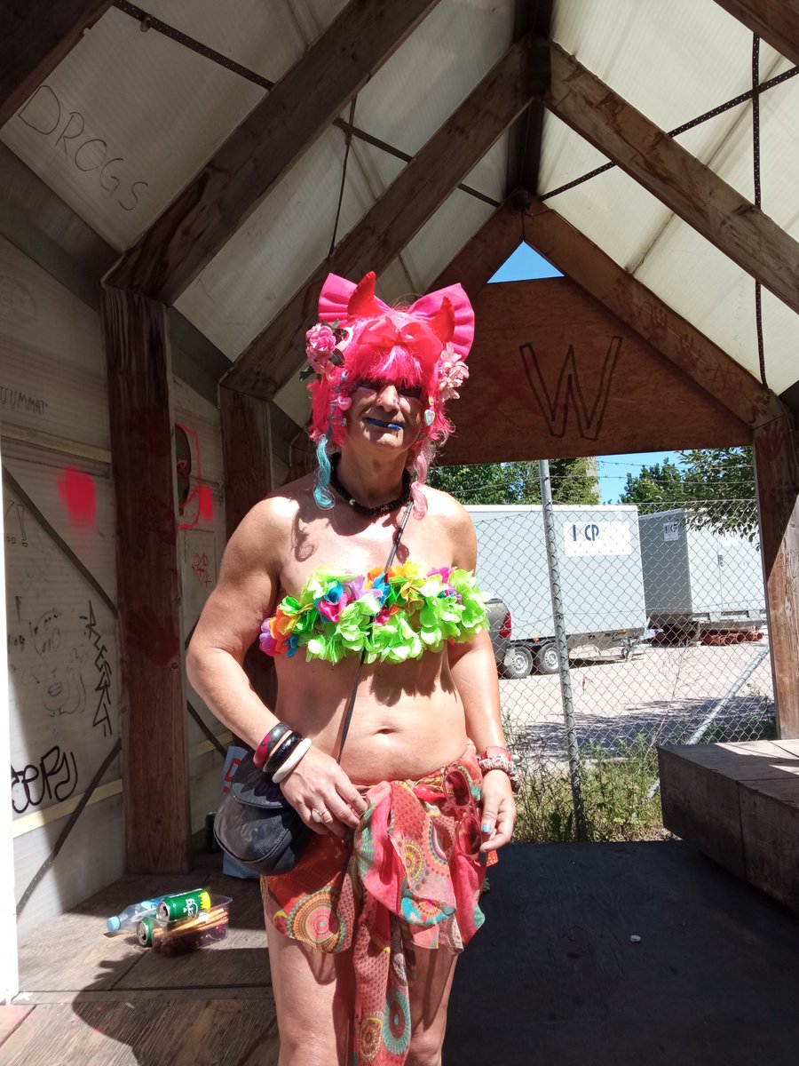 Helvede's tweet photo. Mød @LeventryB aka Miss Pinky https://t.co/l43kdlKSKm