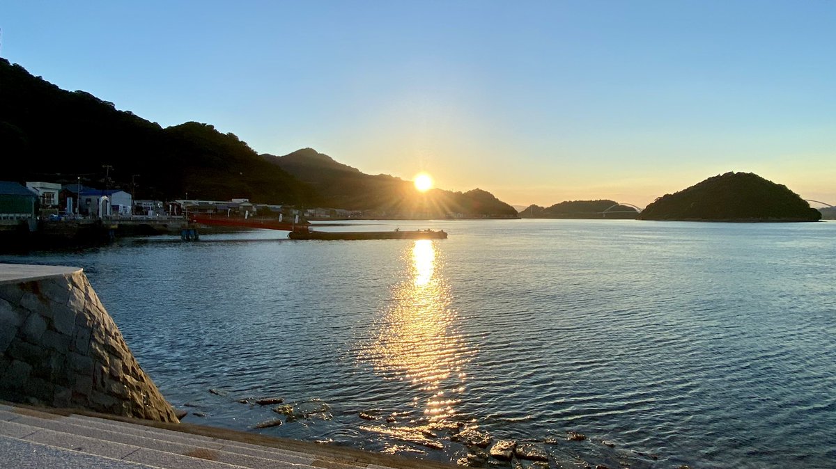 tairon_setouchi's tweet photo. 島のお父さんが言うんですよ。
「御手洗で夕日が見れる場所がある」

御手洗は島の東南東にあって、
角度的に夕日は見れないのに、
1番出っ張った場所にある恵美須神社から、夏だけ見れる！

1年以上住んでて、初めて知った事実。😅

#とびしま海道 #御手洗 #地域おこし協力隊 #hitひろしま観光大使 https://t.co/YHoRwC8r3w