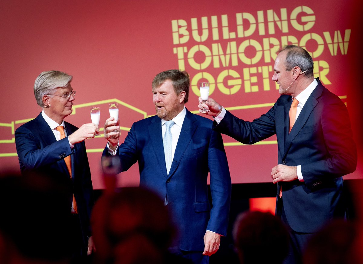 Koning Willem-Alexander opent de vernieuwde Lely Campus. Op de campus wordt gewerkt aan de boerderij van de toekomst: volledig gerobotiseerd en circulair met duurzaamheid en dierenwelzijn als centrale kenmerken.
koninklijkhuis.nl/actueel/nieuws…