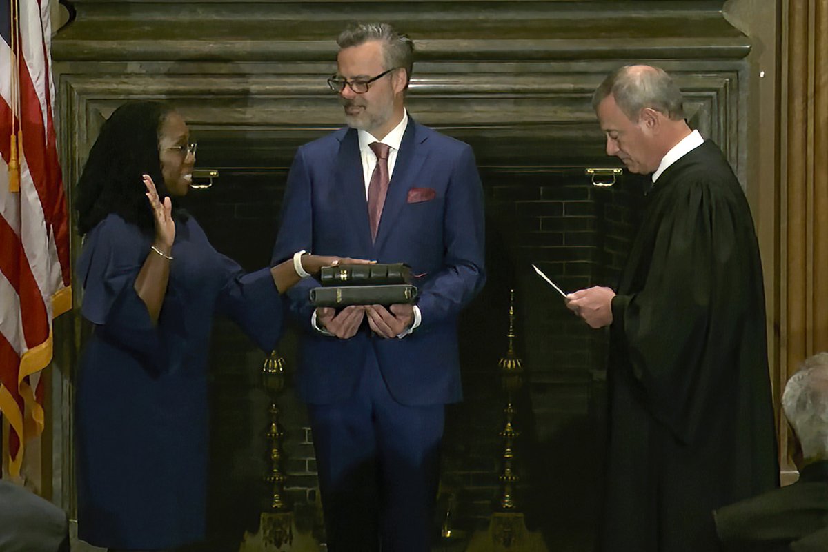 Judge Ketanji Brown Jackson has been sworn into the Supreme Court, making history as the first Black woman to serve as a Justice. bit.ly/3yqJTlx