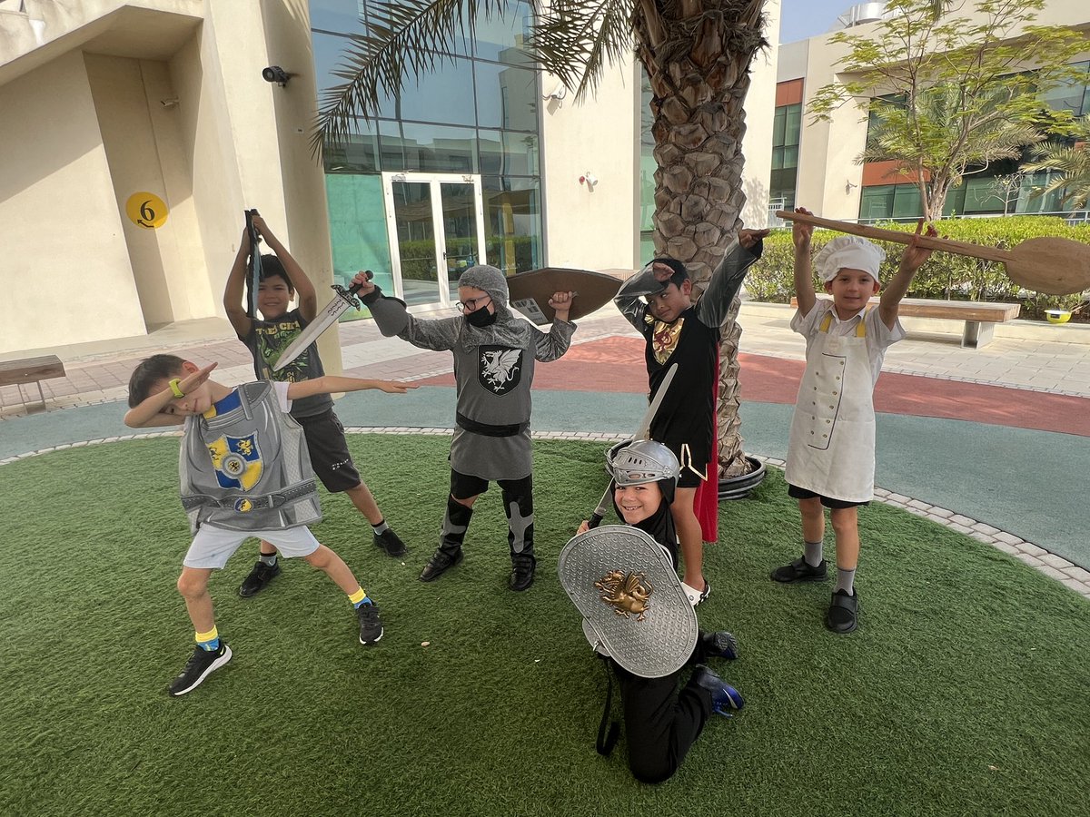 Final dress up day of the year! 🏰 🐉 crown making, berry ink squeezing and illuminated letter creating 🎨 🖌 @KentCollegeDXB