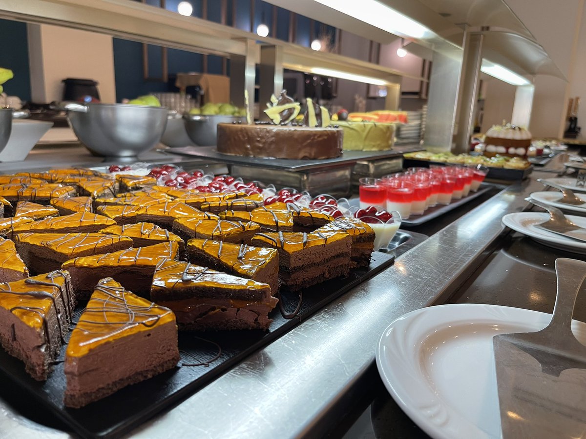 NeilsonLevante's tweet photo. #checkon Chef Poll cooking up a storm for tonight buffet @NeilsonLevante @neilsonholidays https://t.co/awR7cN4ppx