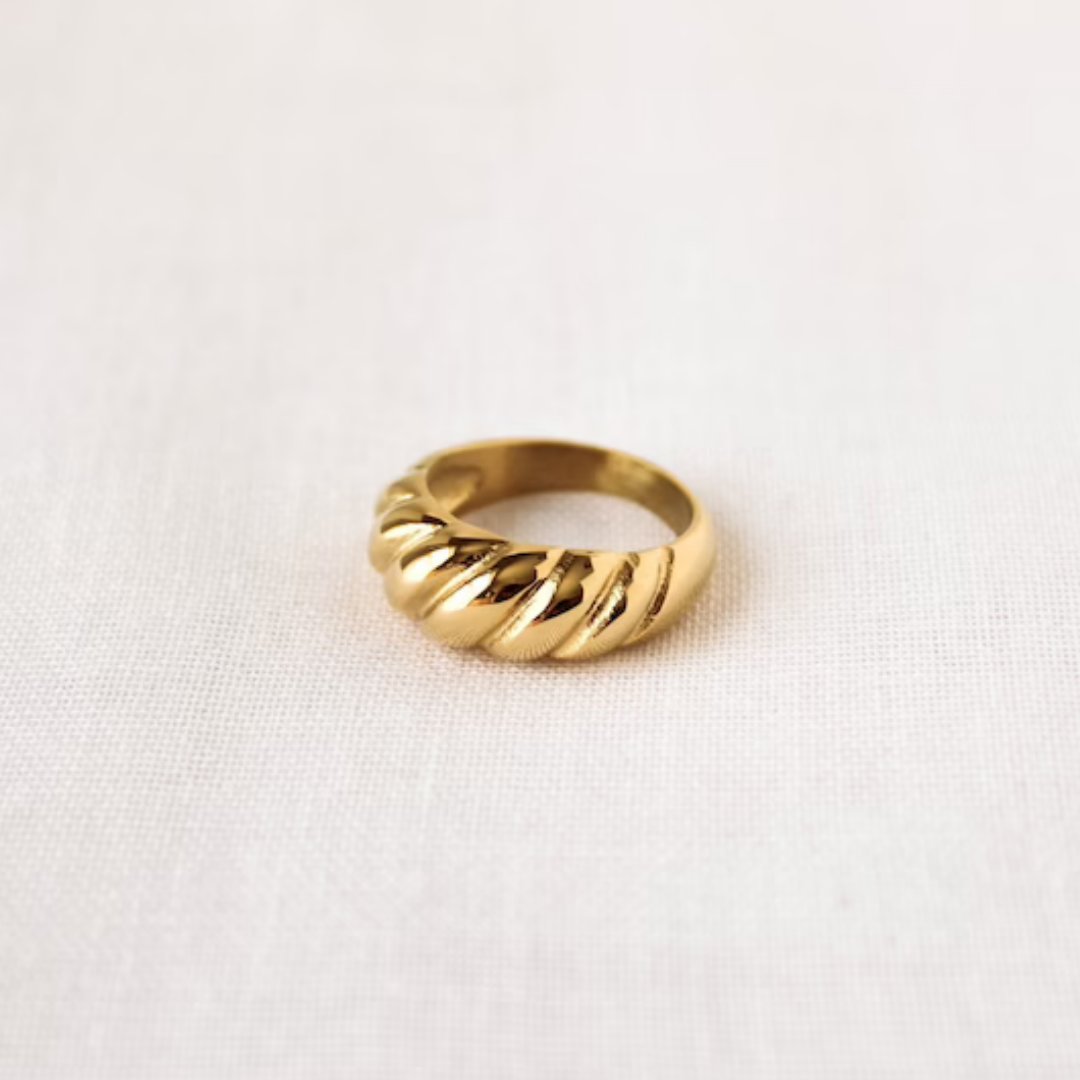 Fourtruss_Jewl's tweet image. Meet our stacking piece ~ Bold Croissant Ring ✨

Product Description: 
☒ Size: Top: 6.1mm W
☒ Bottom: 2.7mm W
SKU RHJ2022004
☒ 10K Gold-Yellow Gold
☒ Price: $458.00 CAD

Link: fourtruss.com/collections/ri…
.
.
.
.
.
.
.
.
.
#boldcroissantring #boldring #modernring #jewelrylover