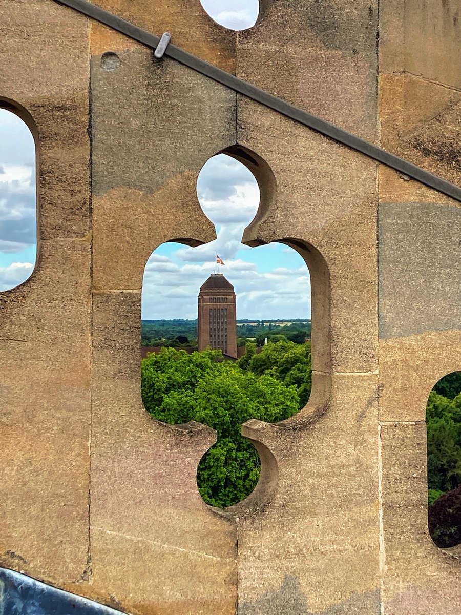 theUL's tweet image. If you ever find yourself on the Chapel roof of @Kings_College, brace yourself for the views! 😍

#LibraryViews