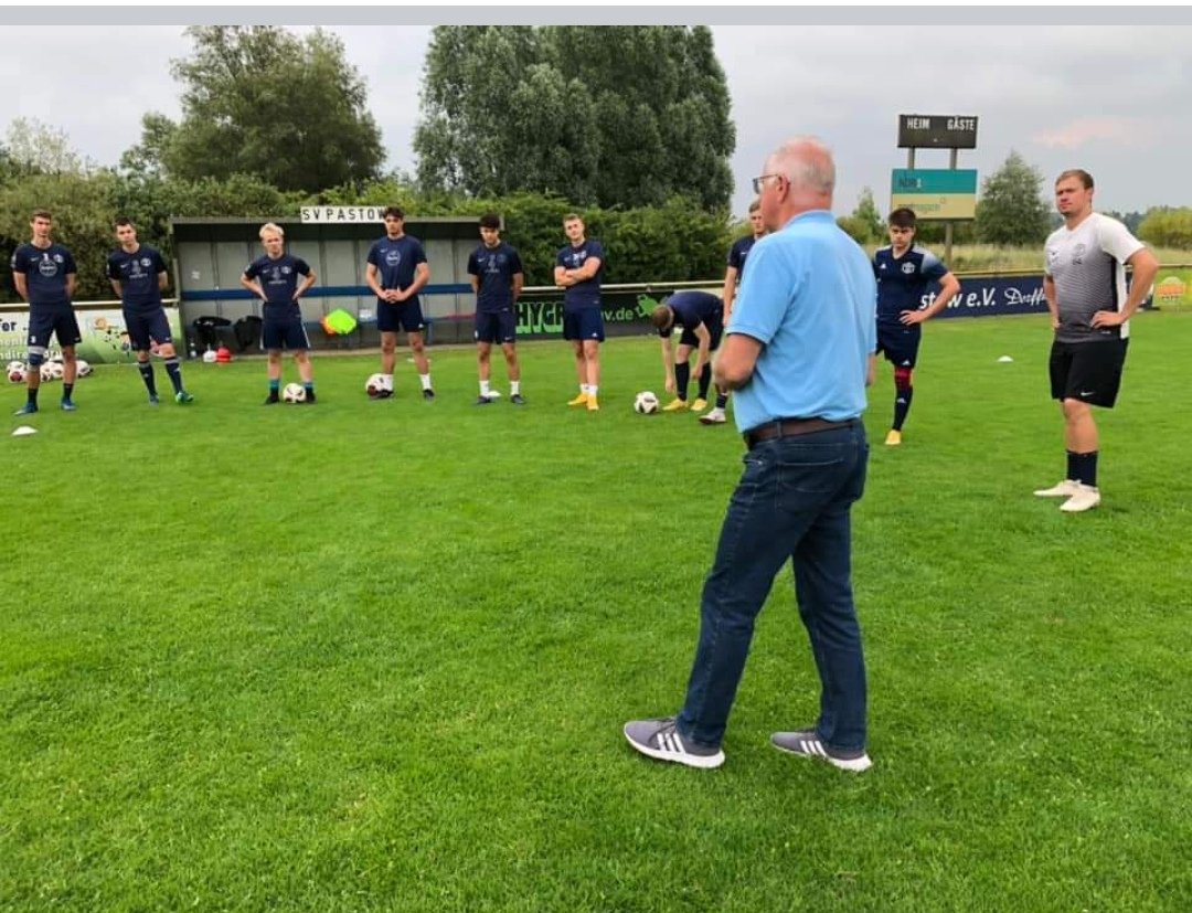 Neue Saison, Neues Glück.⚽️ Trainingsauftakt unserer 1.Männermannschaft ⚽️
Unser Abteilungsleiter Fußball Gerald Worzfeld begrüßte Montagabend nach 3 Wochen erholsamen Urlaub 22 Spieler zum offiziellen Trainingsauftakt zur Verbandsliga-Saison 2022/23.