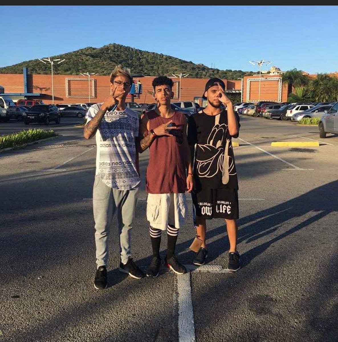 AlejandroAdso's tweet image. No hay gente fea, solo hay gente sin dólares 💸 y sin visa 😂