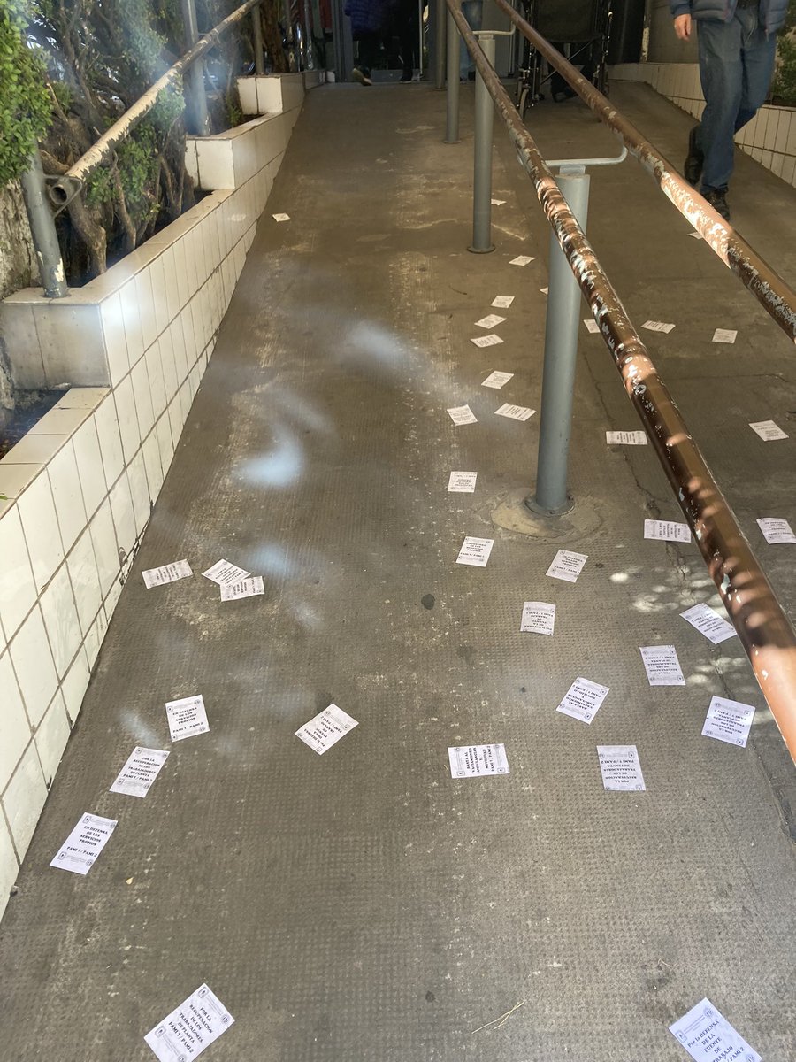 CharlesChappe's tweet photo. #pami1 Rosario- la desidia y la corrupción al servicio de los viejos. Imagínate ser viejo no poder caminar y encontrarte con ese piso con esa sillas. Son asesinos. https://t.co/KWmxCO8sbJ
