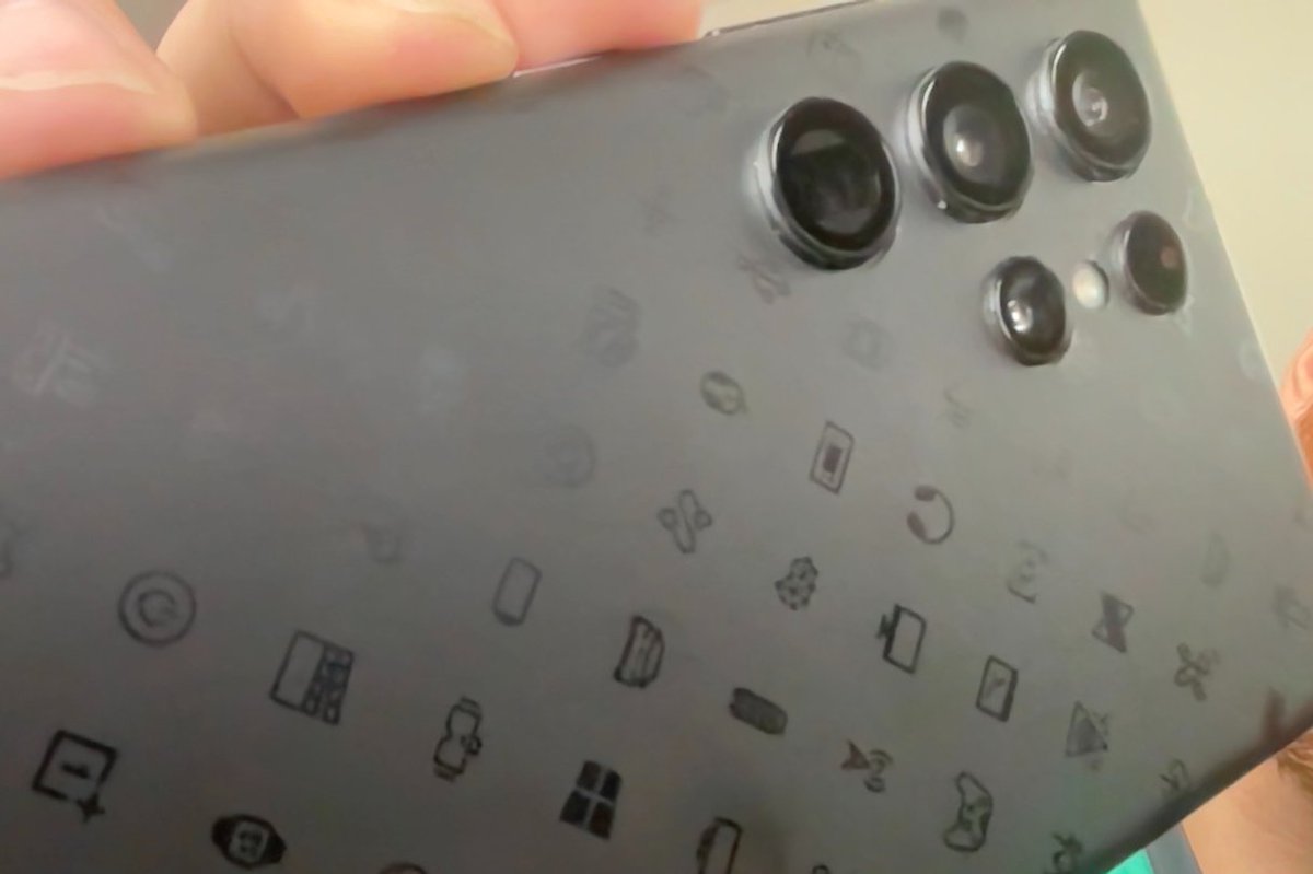 PSUnderground's tweet photo. .@MKBHD Just applied my @dbrand ICONS skin and man, this looks amazing. So glad it wasn't a limited drop! https://t.co/WyRY78biuS