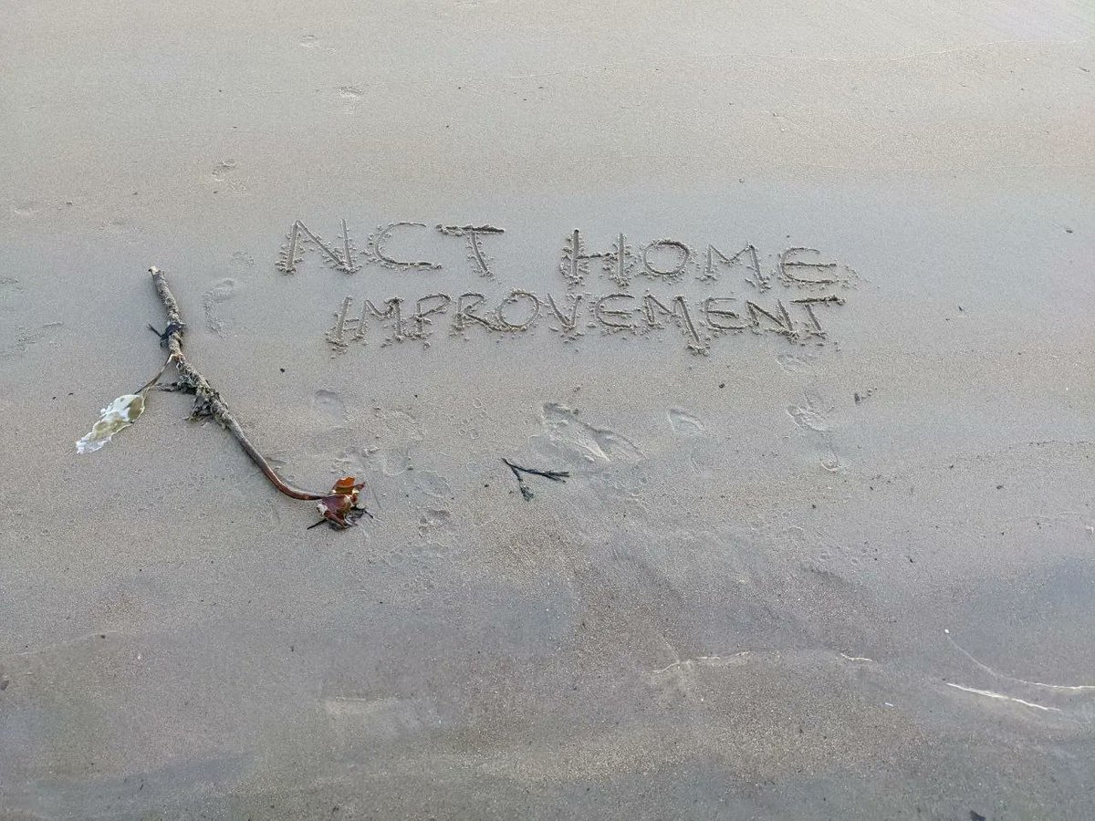handyman_mark69's tweet photo. Doon Tynemouth on crab patrol, happy te say it gets the all clear. Though and dee some advertisin while am hea. Have the leave a cheeky little message to shout out me main man greggs an all #advertisinggenius #everylittlehelps https://t.co/dfmpepRupi