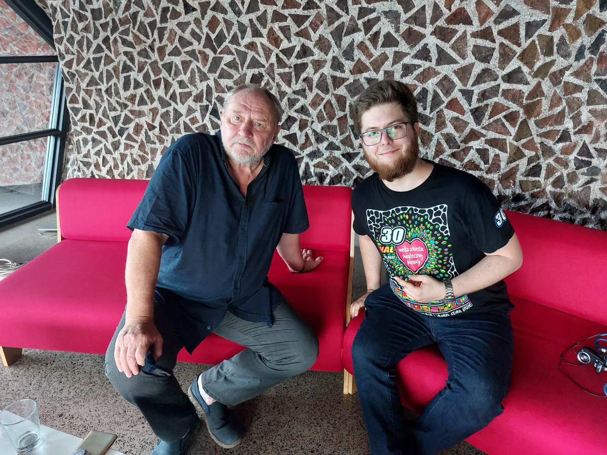 konmar92's tweet photo. Podziwiam go od dwudziestu lat, mniej więcej. Dziś na #Tofifest była okazja zadać mu kilka pytań :) 

Andrzej Grabowski z fanem:) https://t.co/0C8z5caHeK