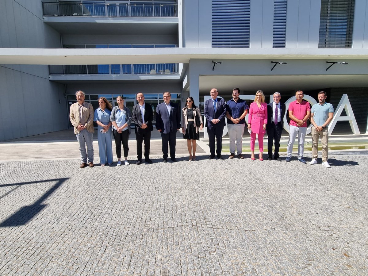 RDemografico's tweet photo. 📢@Pacoboya ha participado en #Braganza en un encuentro sobre ecosistemas de innovación transfronterizos🌐 La innovación es un eje de la #ECDT entre 🇪🇸 y 🇵🇹

Además, ha visitado el centro de investigación🧪 y el proyecto de colaboración sobre innovación en montaña⛰️ https://t.co/dF79oKVdKl