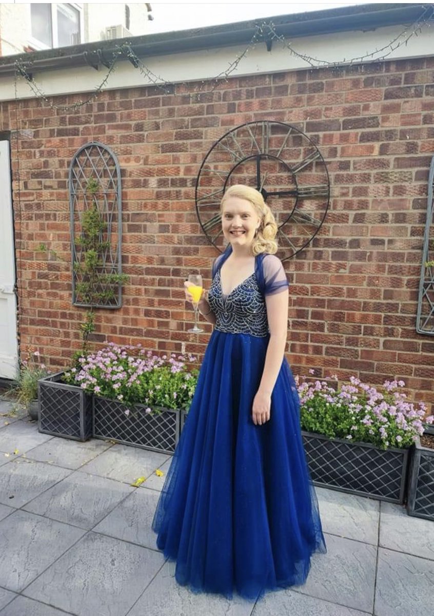 2 1/2 years ago I was lucky enough to donate a kidney to this young lady. Now sweet 16 going to her school prom, it makes me burst with pride. Consider kidney donation - it’s an incredible experience saving a life. @kidneycareuk @GuysTxTeam @GreatOrmondSt  #livingkidneydonor