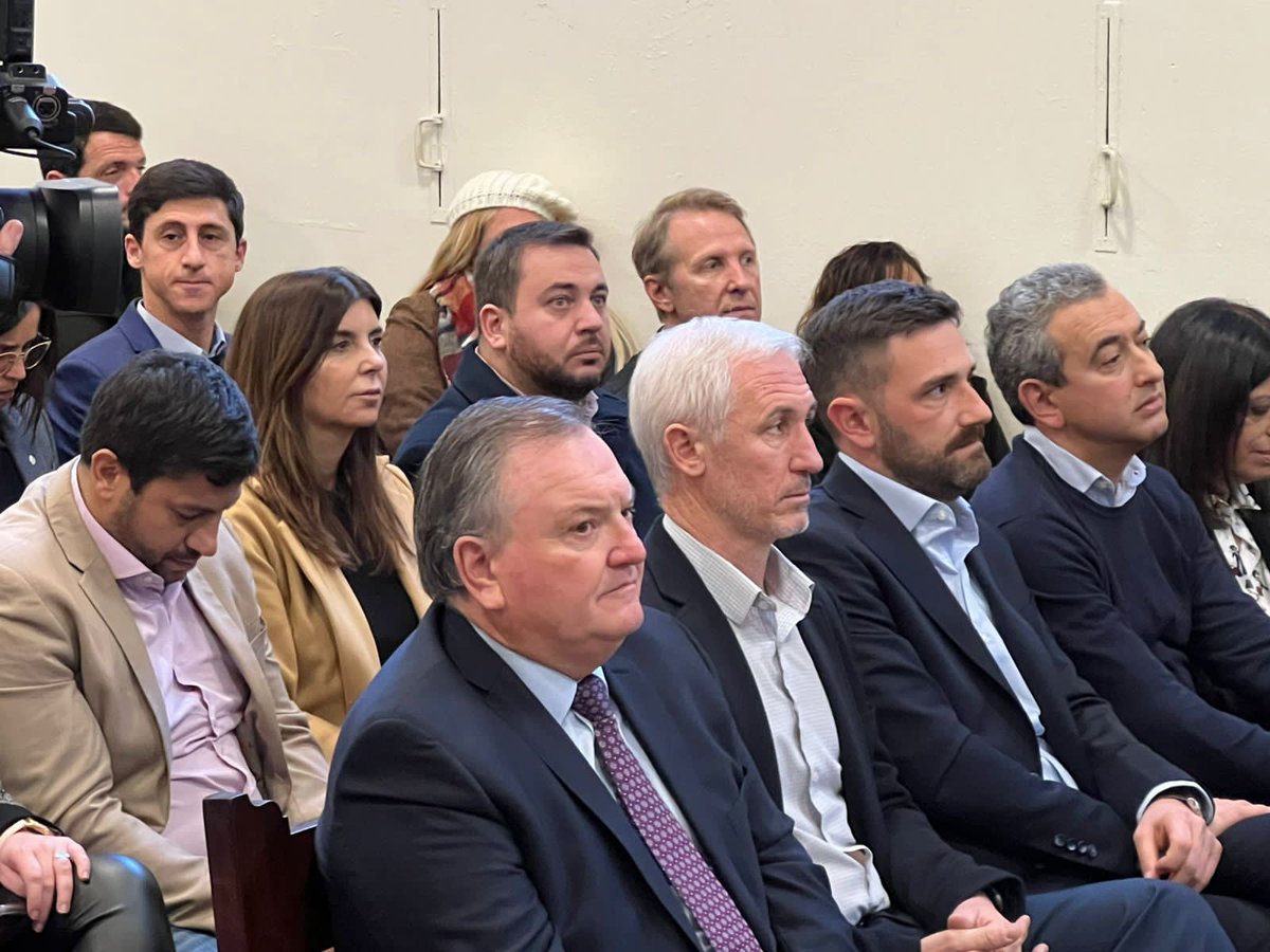 𝐕𝐎' 𝐍𝐎 𝐂𝐎𝐁𝐑𝐀𝐒
#PerdimosTodos en el acuerdo que <a href="/omarperotti/">Omar Perotti</a> hizo con <a href="/alferdez/">Alberto Fernández</a> por el pago de la deuda que Nación tiene con #SantaFe

Debía ser al contado como a Córdoba y San Luís pero nos quieren pagar en bonos y que asumamos una deuda con AFIP que no corresponde