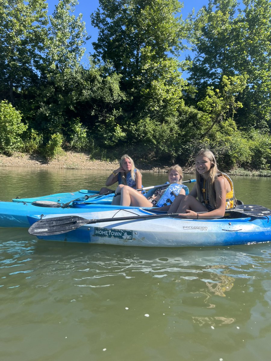 EdgeGirlsBBall's tweet photo. Beautiful day on the water to celebrate the end of a busy month of bball! https://t.co/qVdGSfNOzu
