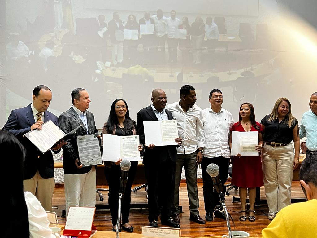 paolann2's tweet photo. Es un honor recibir del honorable Concejo Municipal el reconocimiento a la trayectoria, trabajo incansable, generando desarrollo, brindando equidad en cada uno de los habitantes a través del desempeño ejemplar en el sector público. 
Y un compromiso de continuar con esta labor! https://t.co/RNSJA0j7JJ