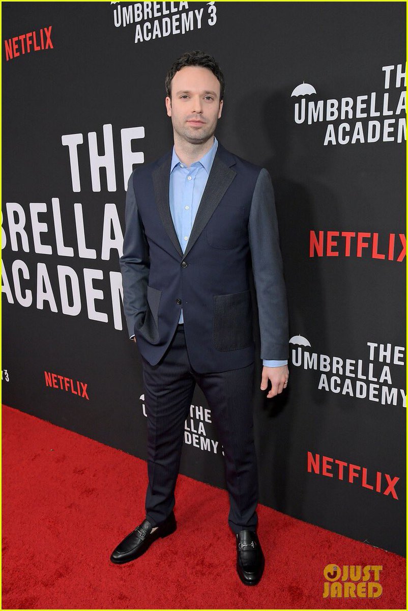 eightywingold's tweet photo. Look how stylish #JakeEpstein is in #TigerOfSweden on the red carpet for @UmbrellaAcad season 3 premiere! 

Explore suits and more #TigerOfSweden at https://t.co/ryu6Tw3gy1! 

Great shots provided by @JustJared 📸 https://t.co/jQiUHO67ZX