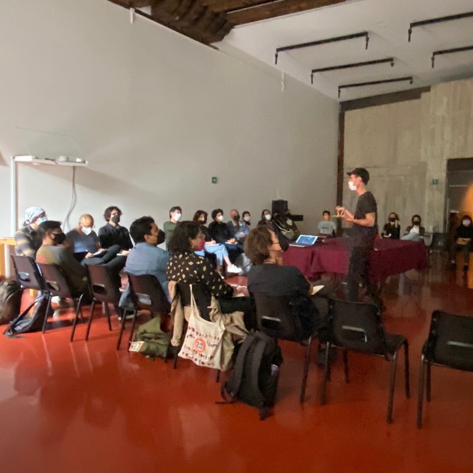 comunicacionUIA's tweet photo. Esta semana el Dr. Pablo Martínez-Zárate (@pablosforo) #AcadémicoIberoCom imparte el taller ¡Muerte a lo real! en el @cimagen. En él, el fundador de #IberoDocsLab comparte metodologías para la creación de piezas documentales.
 
Prácticas disruptivas #IberoCom https://t.co/QTUz6hoeDm