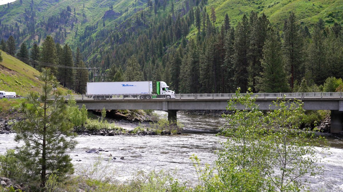 Hyliion's tweet photo. NEW VIDEO 👀 @Matheson_Inc ran a #CNG-fueled #Hyliion #Hybrid, utilizing power assist to help maximize performance through the hills of Idaho.

Watch and subscribe to our YouTube here: https://t.co/Q9gQpb65zO

#ElectricVehicles #ElectricTrucks #Sustainability https://t.co/PeZT1SHuiN