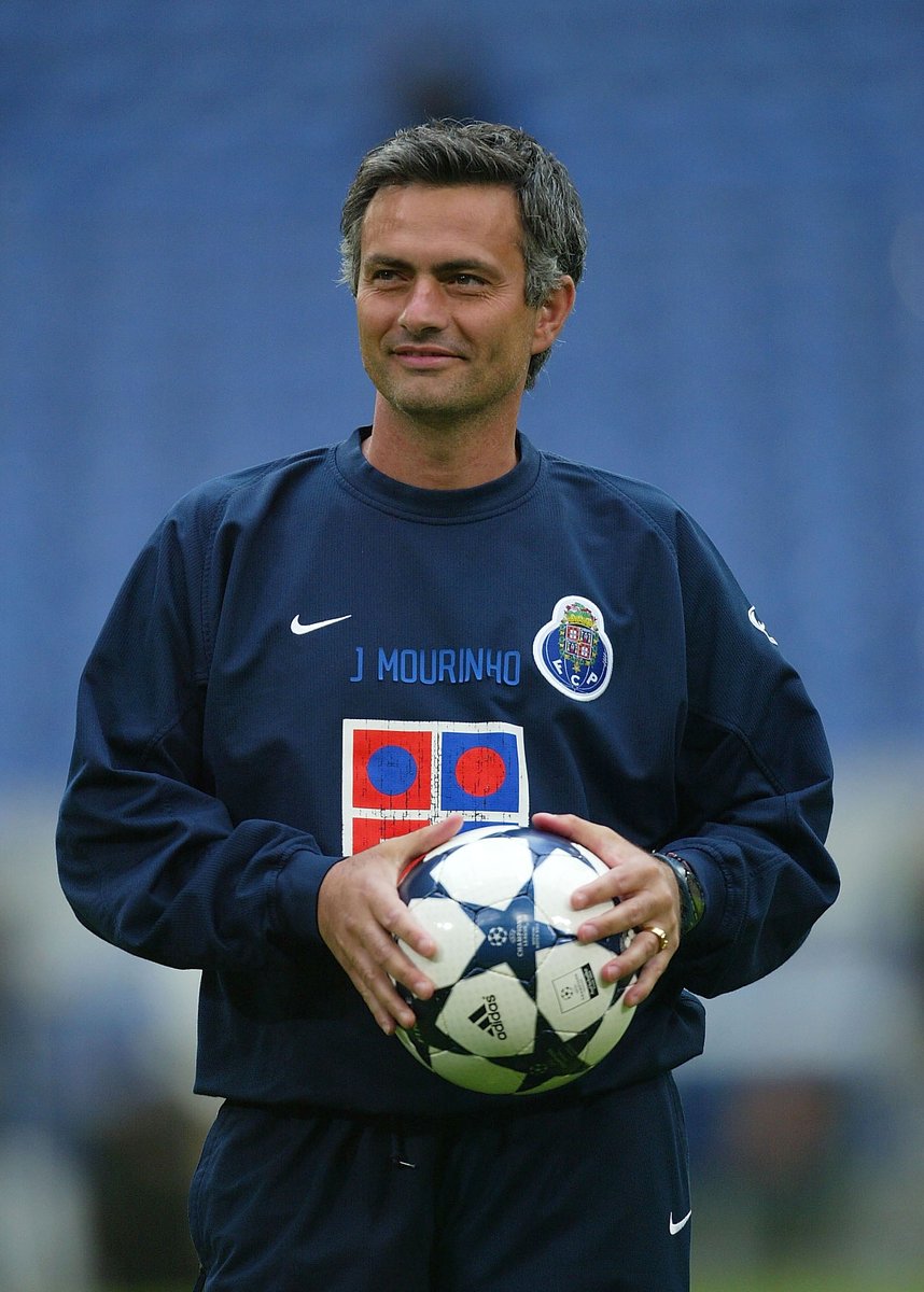 Porto coach José Mourinho pictured in 2004 💙

#TBT | #UCL…