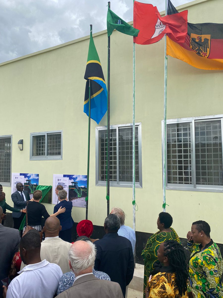 In celebrating #12years of #partnership btn city of Hamburg🇩🇪&amp; Dsm🇹🇿, the Composting Plant Mabwepande was launched today. The Plant will be used to #recycle waste from community into valuable fertilizers.
The project was financed by <a href="/BMZ_Bund/">Bundesentwicklungsministerium</a>🇩🇪, <a href="/Senat_Hamburg/">Hamburger Senat</a> 🇩🇪&amp; <a href="/kinondonimc/">KINONDONI MUNICIPAL</a> 🇹🇿