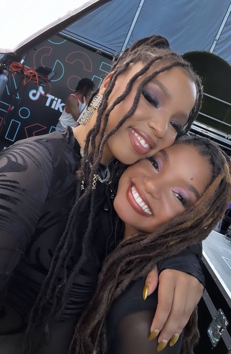 chloverview's tweet photo. @HalleBailey Chloe and Halle getting their flowers from LEGENDS this week iktr!!! https://t.co/DaFdL2QCuk