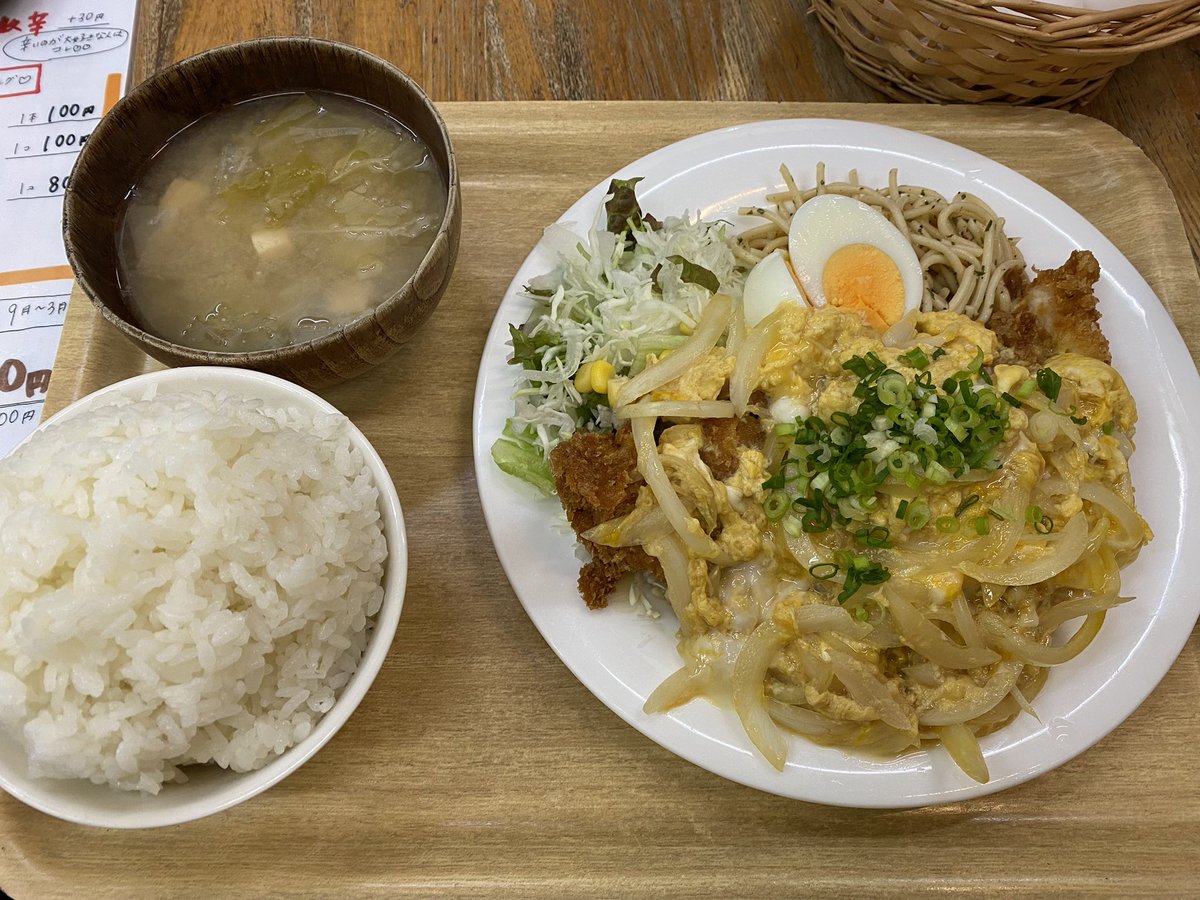 RyotaMurai's tweet photo. #さくら食堂
 #ふわとろチキンカツ卵とじ定食
 #さくら8787 https://t.co/3bUFh47pzo