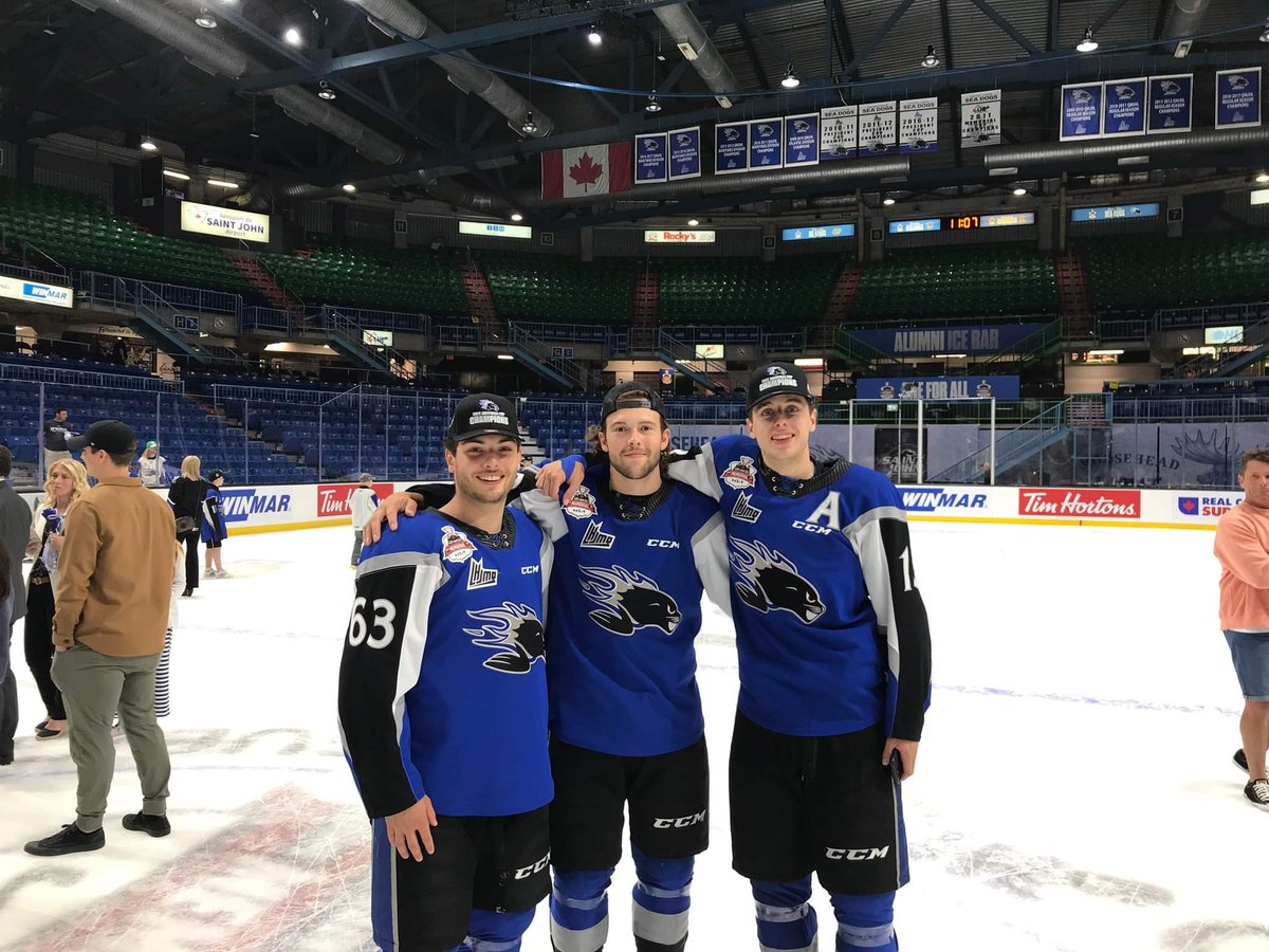 CantonniersAAA's tweet image. Chapeau William Villeneuve, Marshall Lessard, Olivier Picard et les @SJSeaDogs! #Fiertéettradition #LetsGoCantos #FamilleCantos #CoupeMemorial 

@LHJMQ